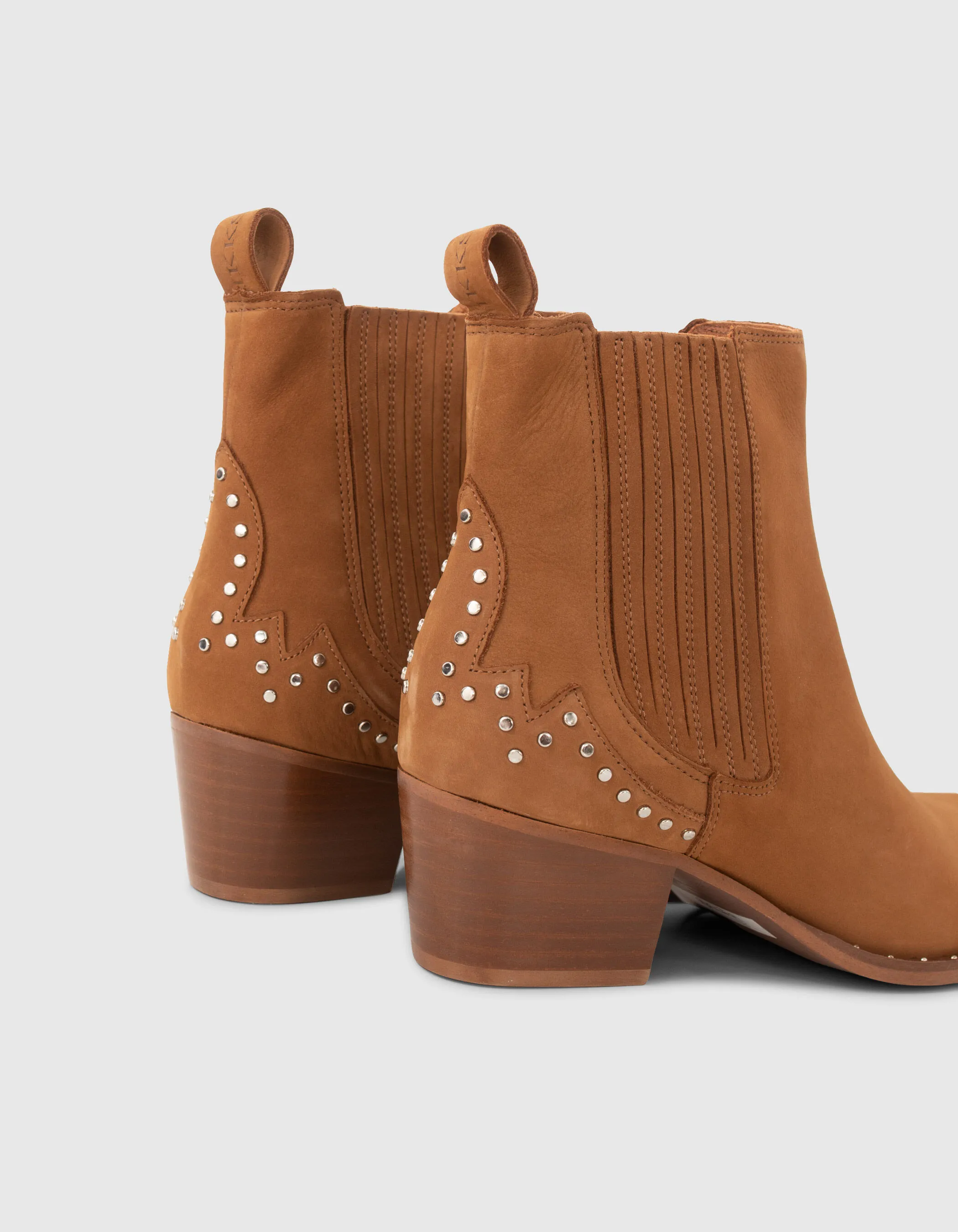 Boots en cuir camel avec clous nubuck femme