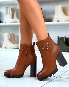 Bottines camel à détails dorées et lanières entrelacées