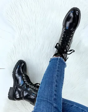 Bottines hautes vernies noires à détail argenté