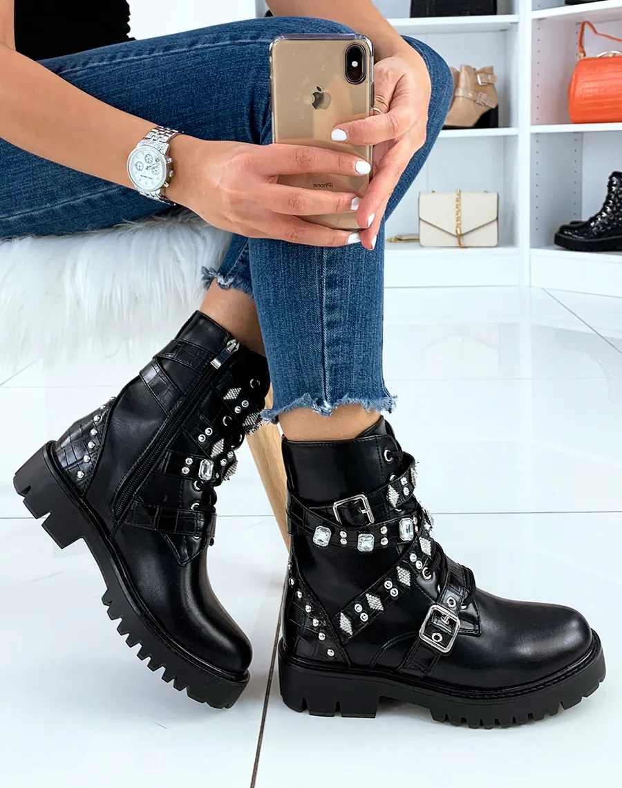 Bottines montantes noires ornées de lanières cloutées